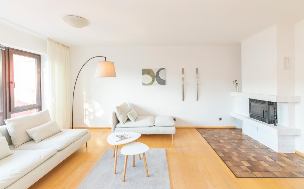 Modern eingerichtetes Wohnzimmer mit harmonischem Lichtkonzept