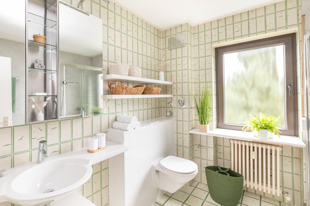 Stilvoll dekoriertes Badezimmer einer Eigentumswohnung nach Home Staging