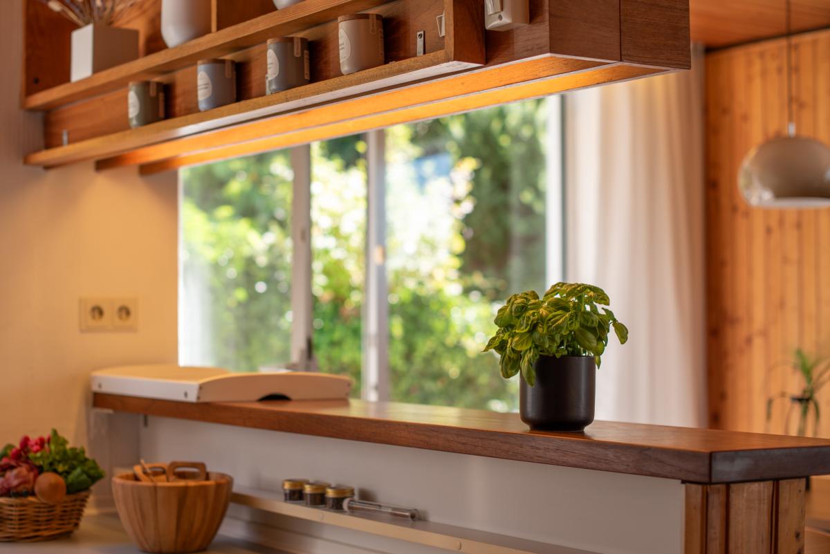 Einladend eingerichtete Küche mit moderner Ausstattung